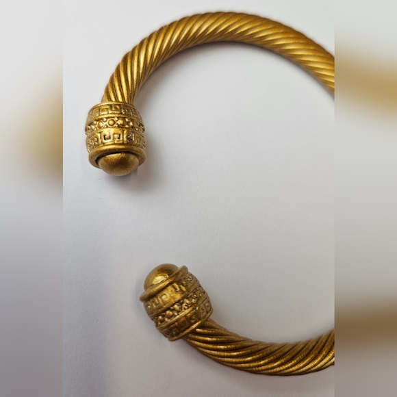 Elegant Gold-Toned Women's Bracelet - Picture 4 of 9